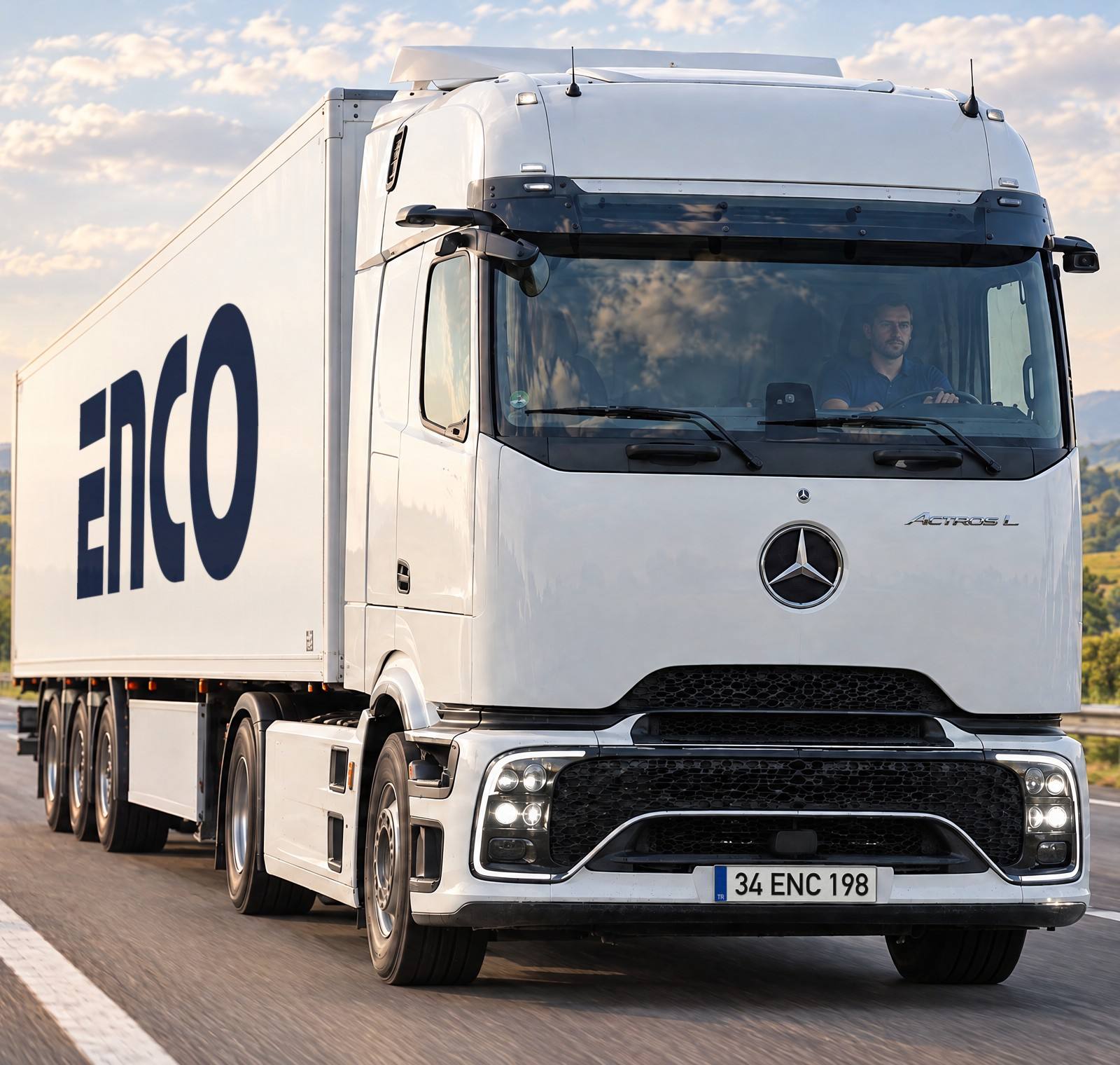 Sabah ışığında yeşil tepeler arasından geçen otoyolda ENCO logolu beyaz Actros tır